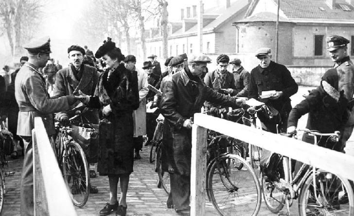 Personnes franchissant la ligne de démarcation à Moulins